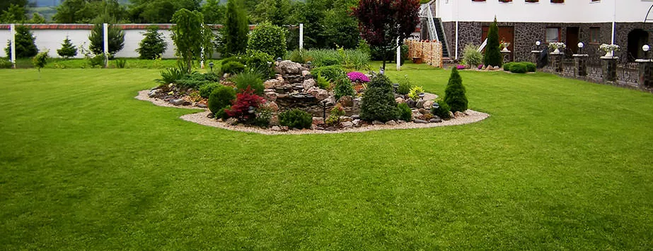 Альпийская горка посреди газона