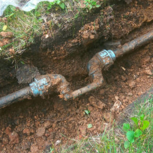 Соединение трубы гибкой подводкой Использование материало, не предназначенных для соединения ПНД труб