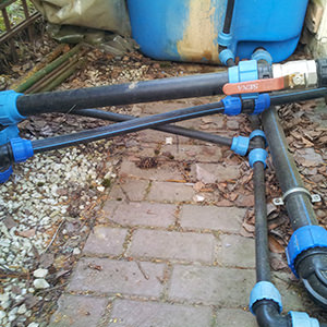 Обвязка емкости без эстетики Некрасивая обвязка емкости ПНД трубой