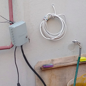 Контроллер полива на газовой трубе Контроллер управления поливом не закреплен должным образом