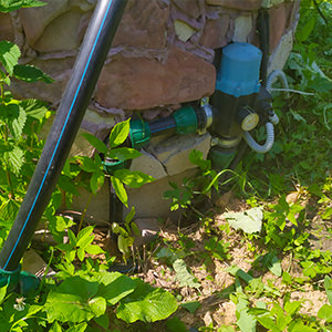 Интересный вариант установки блока автоматики Искусное штробление для крепежа автоматики