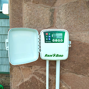 Установленный контроллер Rain-Bird Подвод кабеля к контроллеру автополива через круглый ПВХ кабель-канал