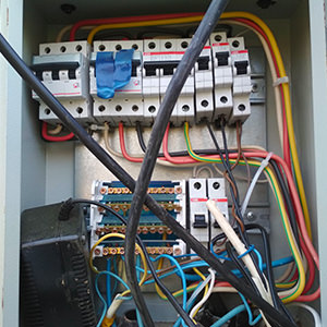 Нарушена эстетика сборки электрощита Некрасивая обвязка электрощита