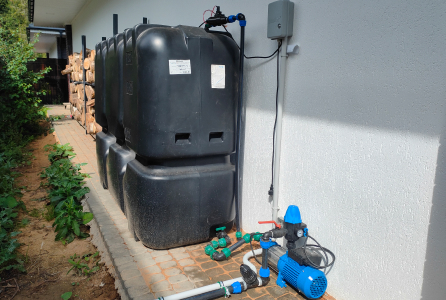 Установленные насос и емкость на 2 м³ за хозблоком